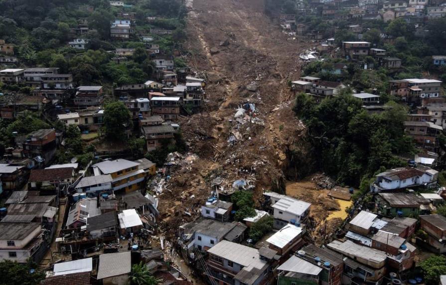 Desesperada búsqueda de desaparecidos en Petrópolis por temporal que dejó más de cien de muertos