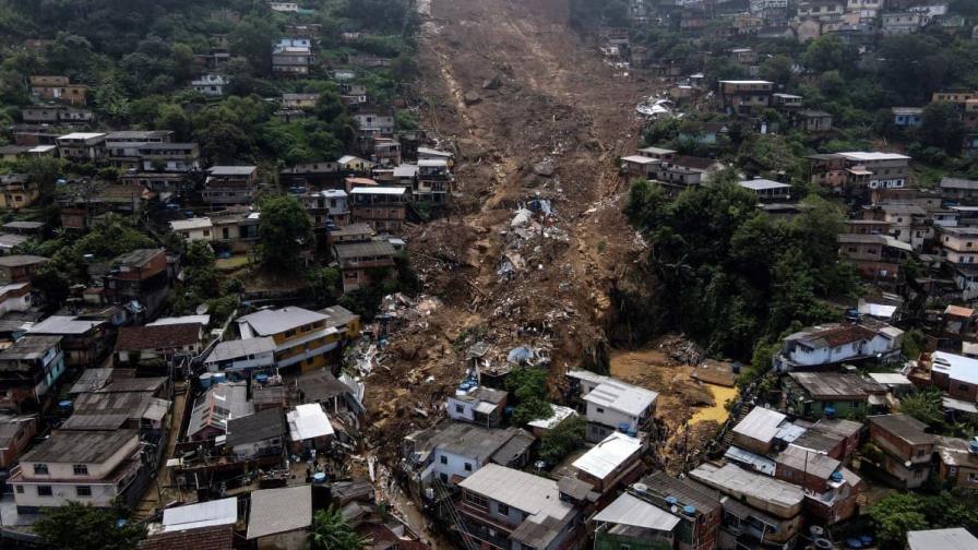 Desesperada búsqueda de desaparecidos en Petrópolis por temporal que dejó más de cien de muertos