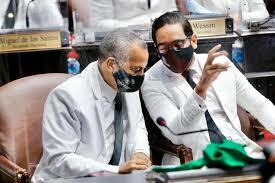 Renuncia de 135 dirigentes revela diferencias internas en Alianza País