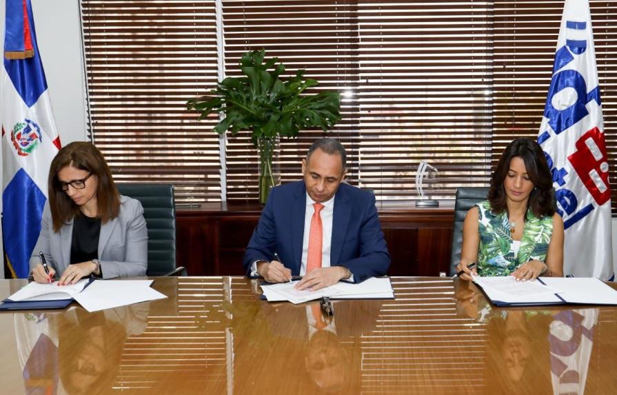 Indotel y Altice firman acuerdo sobre servicio móvil