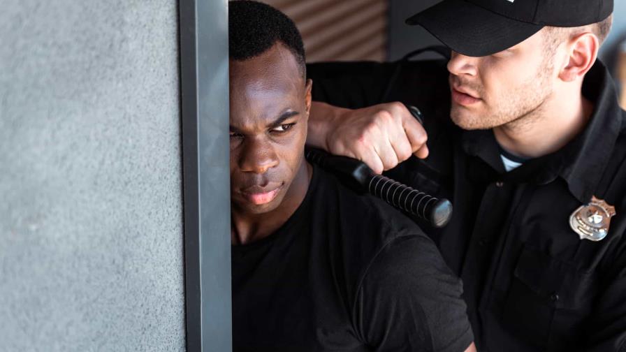 Florida: Policía blanco, acusado de agresión a hombre negro