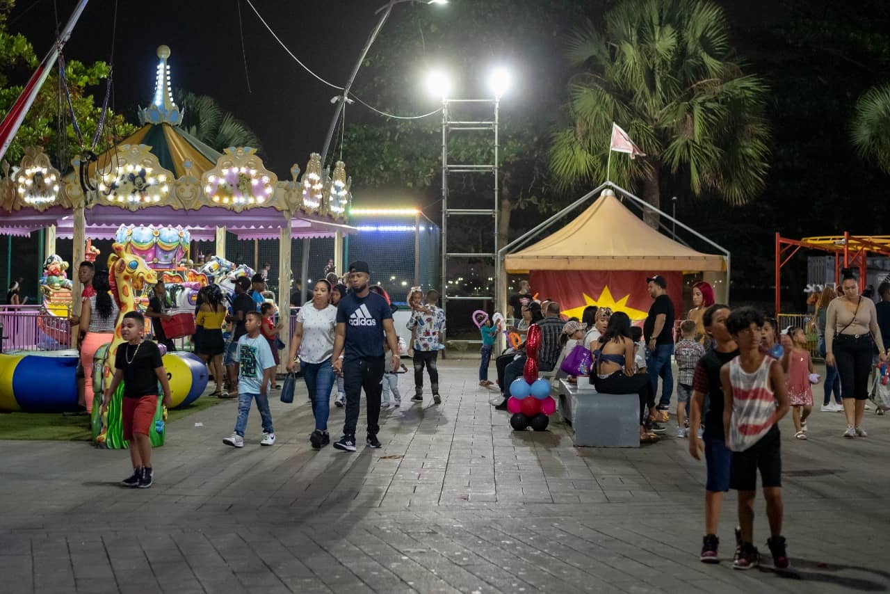 Cuidadanos comparten con sus familiares y amigos en un lugar público 