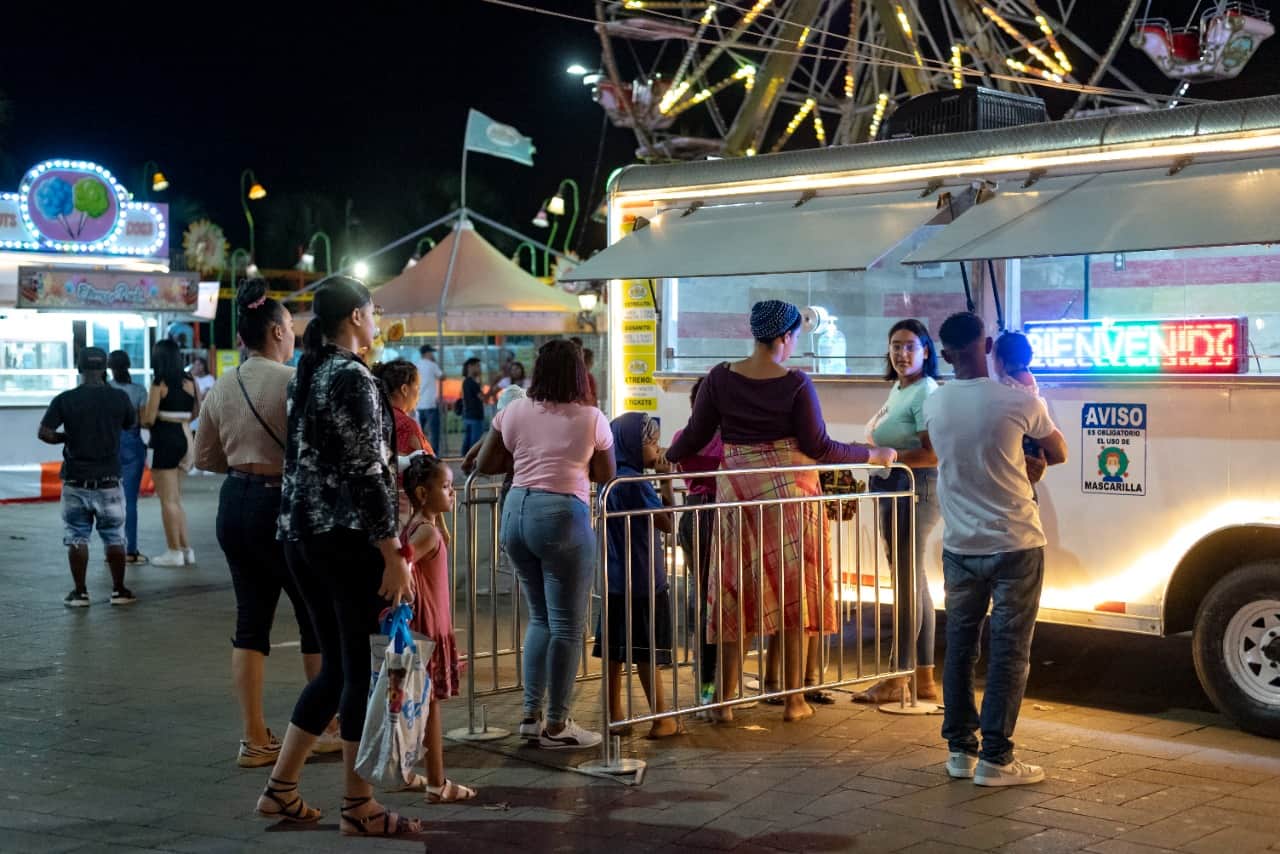 Cuidadanos comparten con sus familiares y amigos en un lugar público 