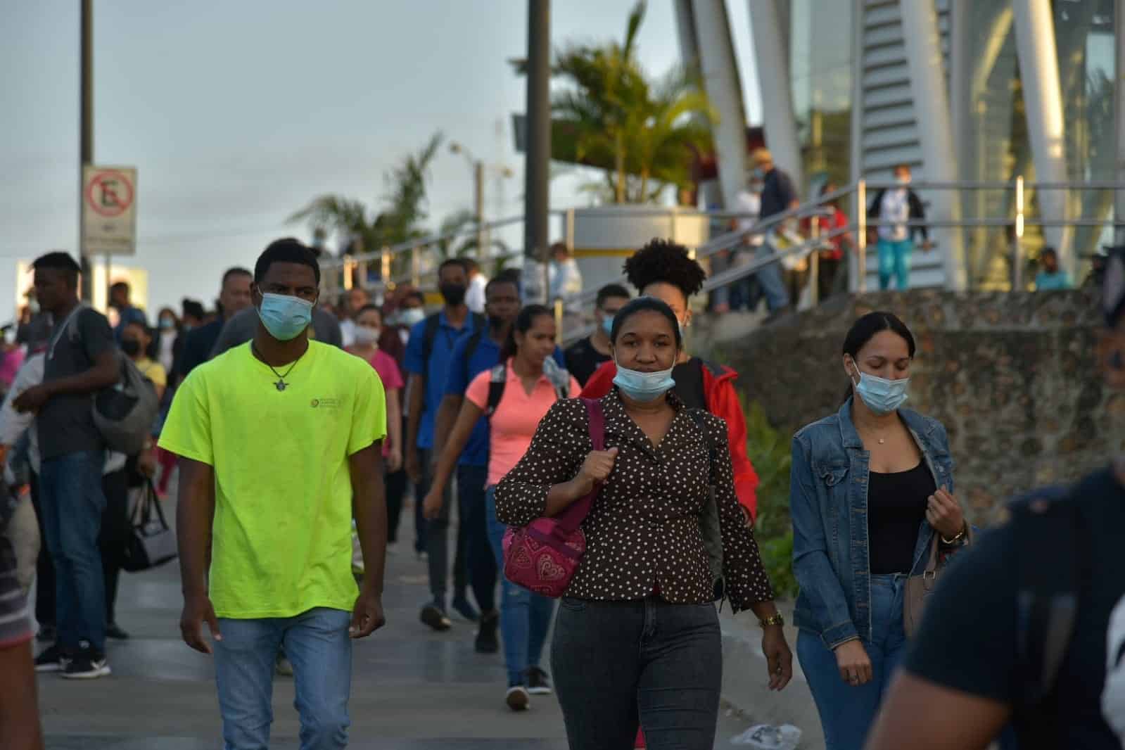 Usuarios del Metro de Santo Domingo abandonan una estación este jueves 17 de 2022. Se les ve utilizando la mascarilla. 