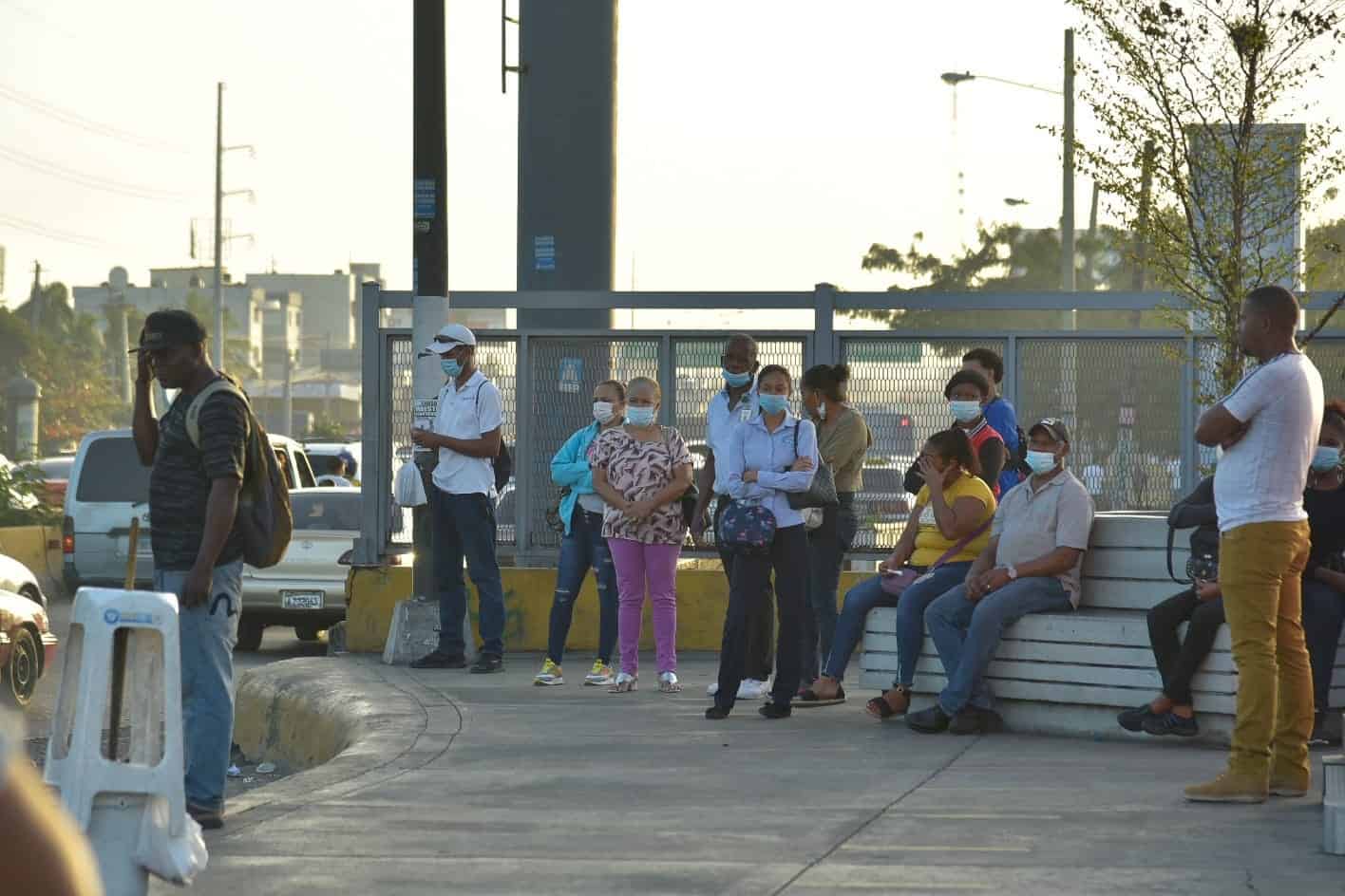 Pasajeros esperan por un medio de transporte este jueves 17 de febrero de 2022.