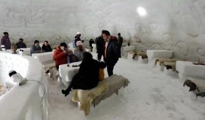 Así es tomar un café en el iglú de nieve más grande del mundo