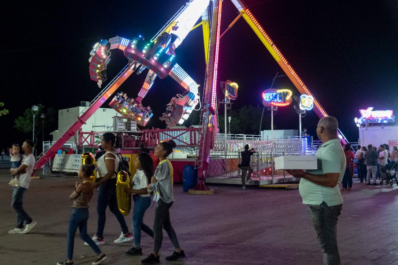 Cuidadanos comparten con sus familiares y amigos en un lugar público 