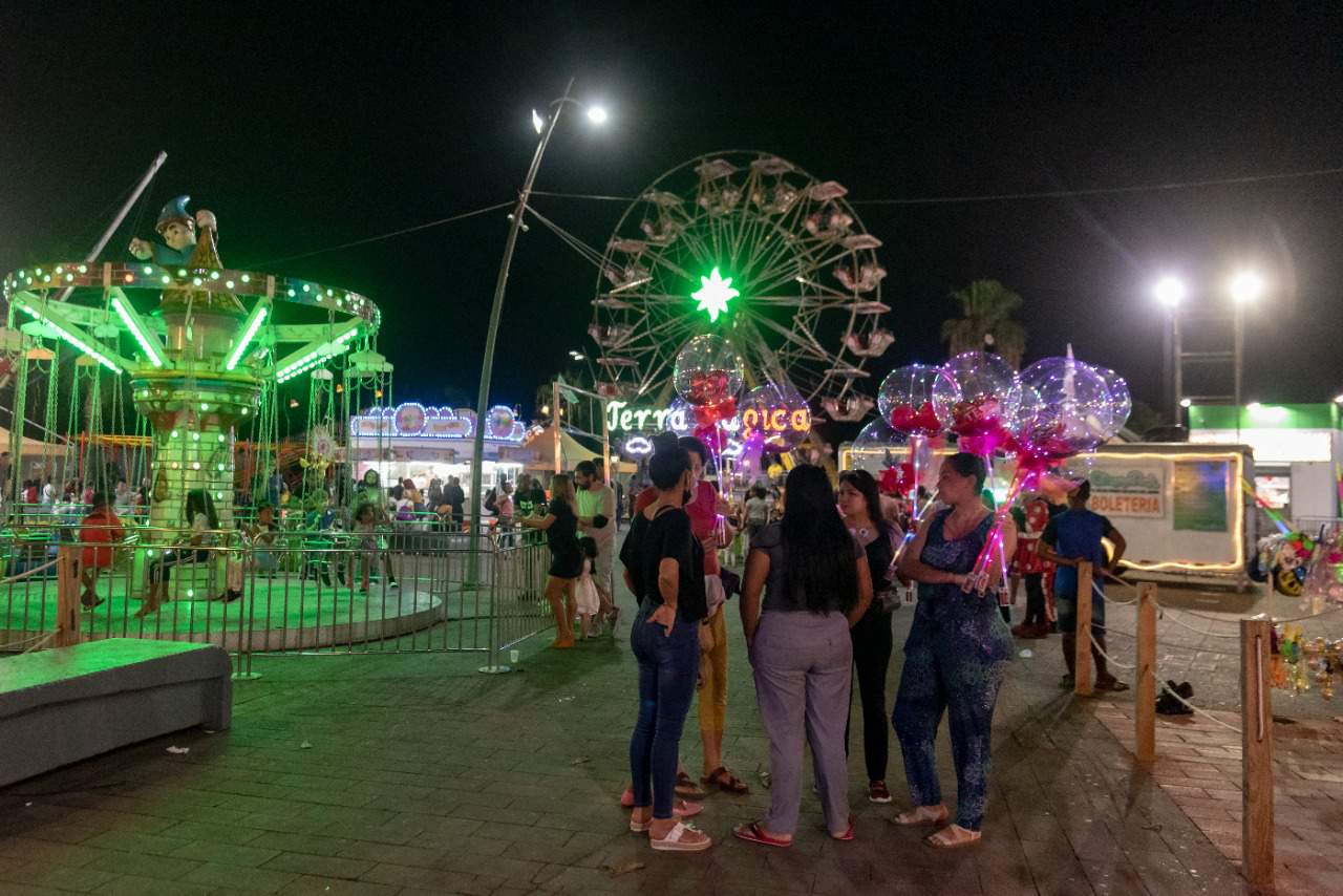 Cuidadanos comparten con sus familiares y amigos en un lugar público 