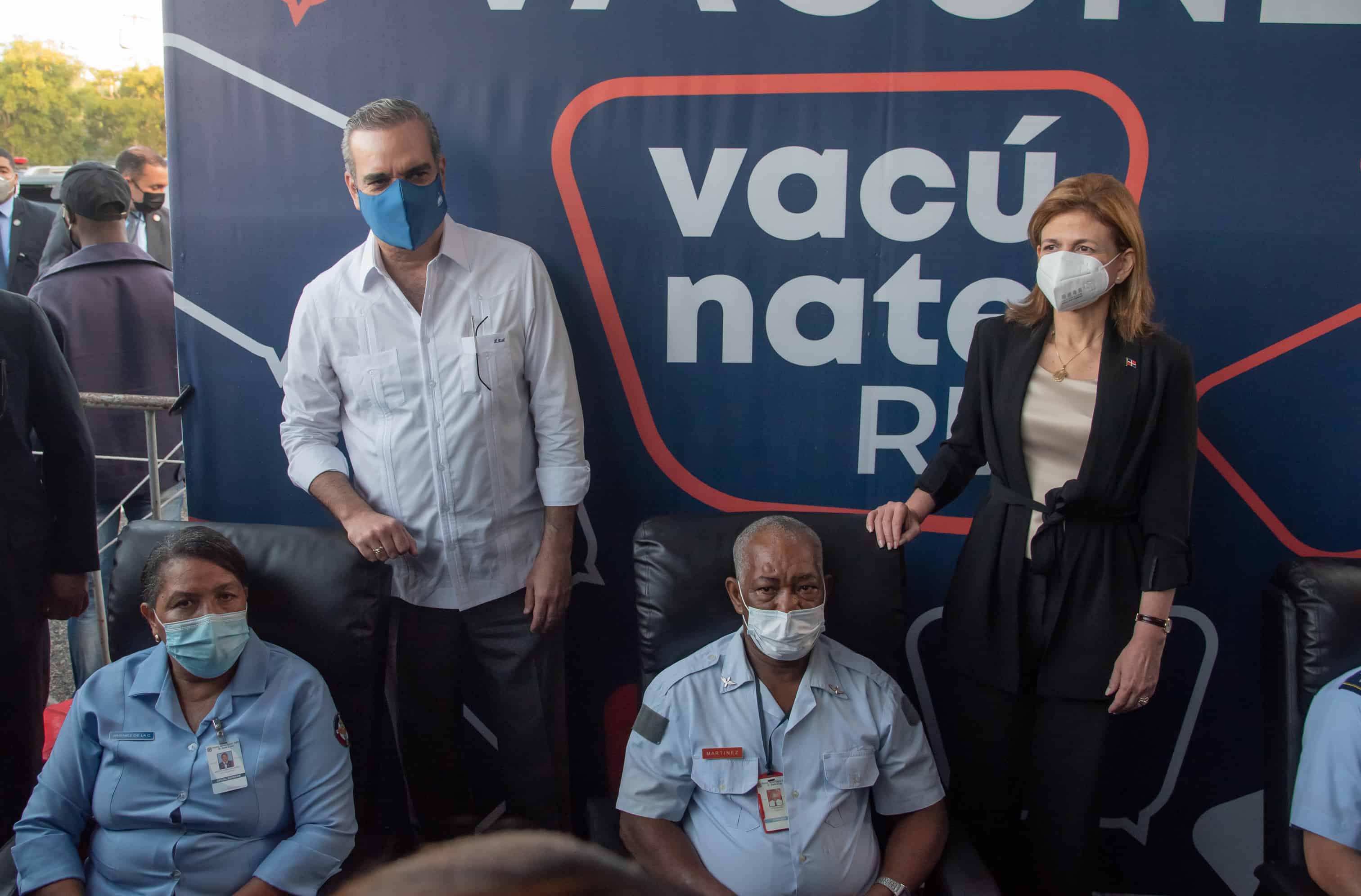 El presidente Luis Abinader y la vicepresidenta Raquel Peña junto a primeros vacunados.