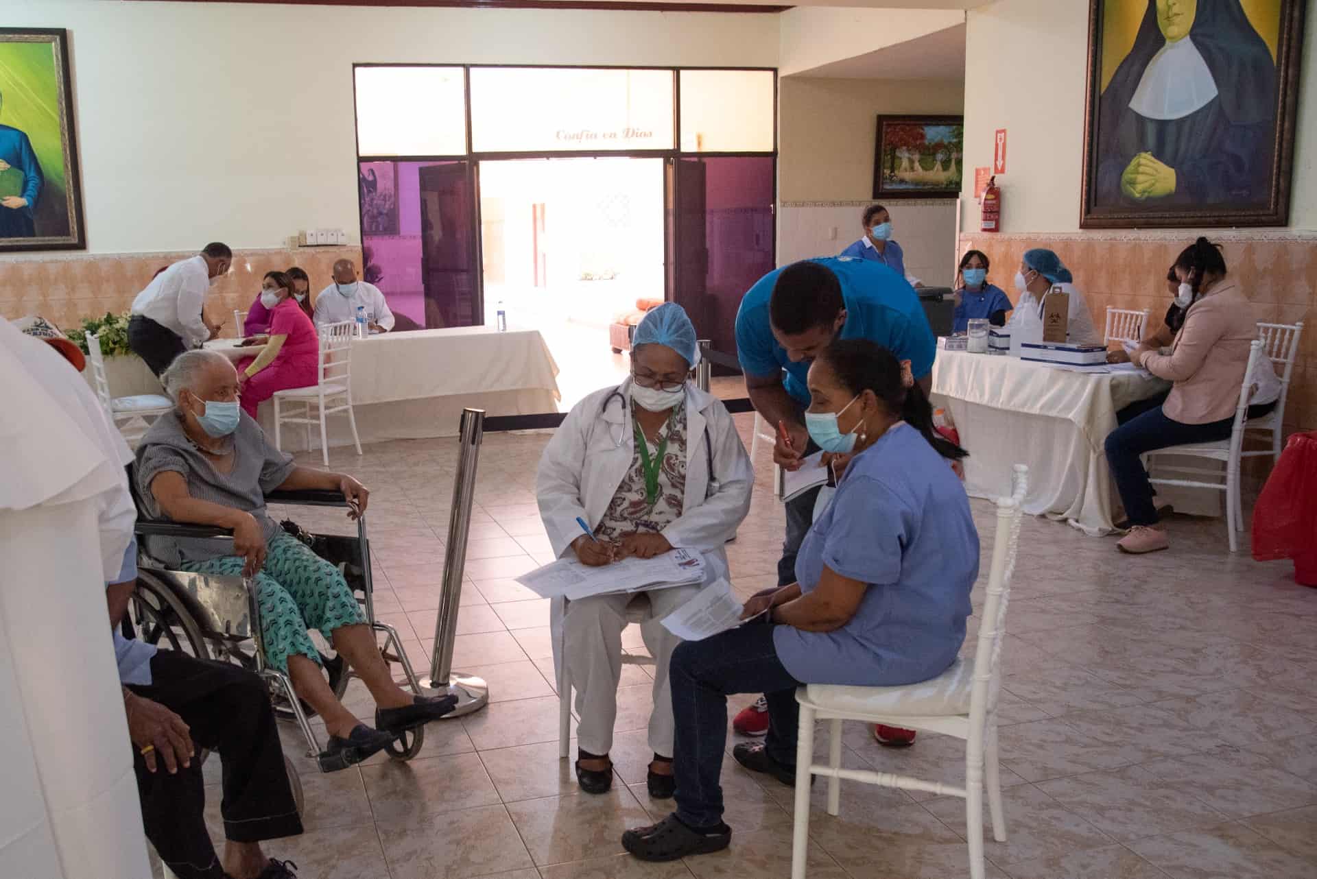 La vacunación en adultos mayores inició en los asilos de ancianos.