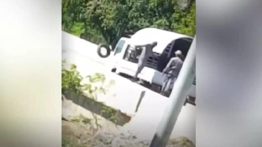 Medio Ambiente sanciona policías lanzaron neumáticos al río Jagua Medio Ambiente sanciona policías lanzaron neumáticos al río Jagua