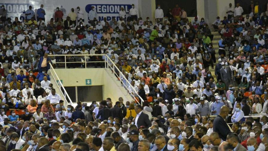 Cientos prefieren usar mascarillas en actividad con el presidente Abinader Cientos prefieren usar mascarillas en actividad con el presidente Abinader