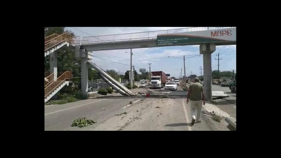 Trituradora que tumbó fragmento de puente peatonal en Santiago no tenía autorización para circular