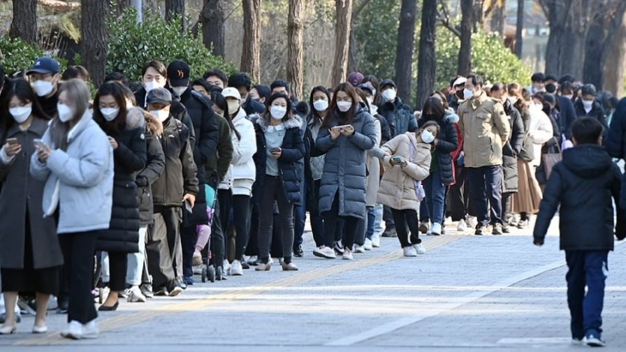 Corea del Sur suma récord de casos por ómicron, pero relaja alguna restricción