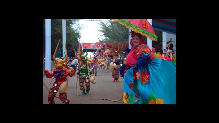 Ministro de Salud sugiere decorar mascarillas a quienes las usen durante el carnaval