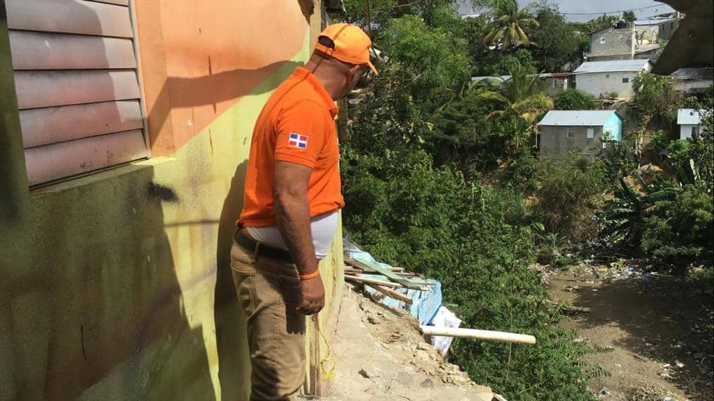 Un personal de la Defensa Civil de Santiago 