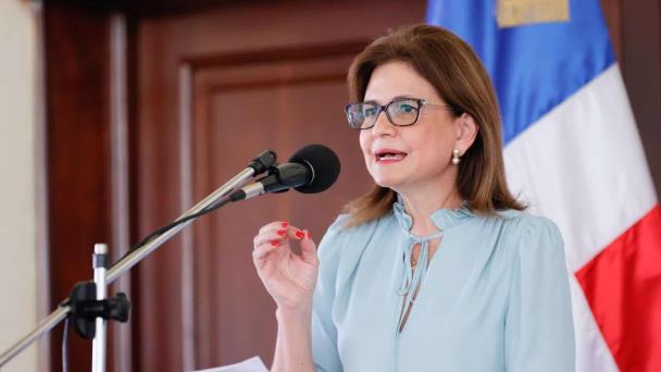 Vicepresidenta llama a encarar los retos con una actitud positiva