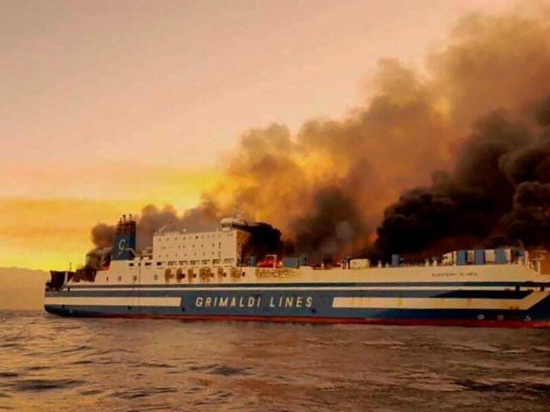 Rescatan vivo a uno de los 12 desaparecidos de ferry incendiado en Grecia