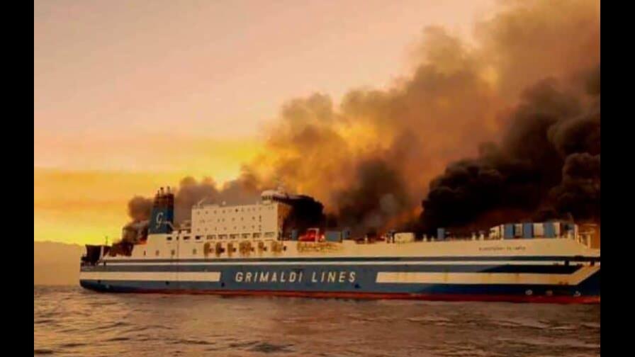 Rescatan vivo a uno de los 12 desaparecidos de ferry incendiado en Grecia