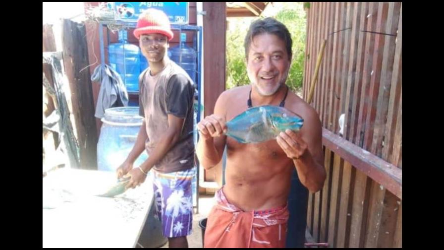 Arturito, de La casa de papel, en medio de críticas por posar con pez loro en RD