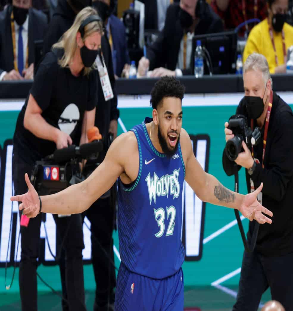 El dominicano Karl-Anthony Towns, de los Minnesota Timberwolves, celebra después de ganar la competencia de desafío de habilidades de tiro de tres puntos, el sábado 19 de febrero de 2022 en Cleveland.