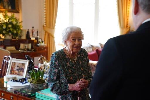 Reina Isabel II da positivo en COVID-19, con síntomas leves