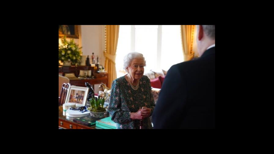 Reina Isabel II da positivo en COVID-19, con síntomas leves