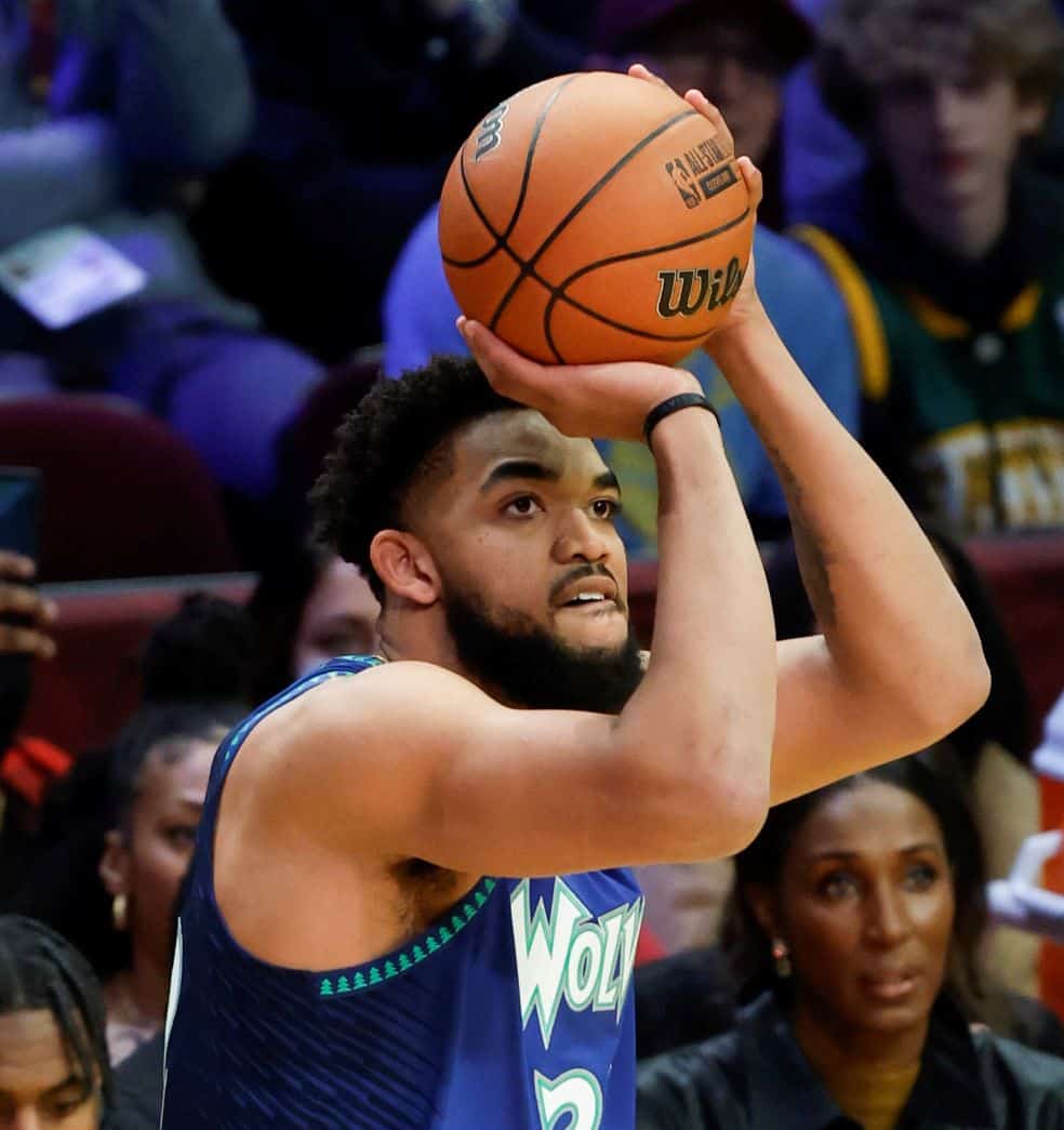 El Karl-Anthony Towns, de los Minnesota Timberwolves, dispara durante la competencia de desafío de habilidades de tiro de tres puntos, parte del fin de semana del juego de baloncesto All-Star de la NBA, el sábado 19 de febrero de 2022 en Cleveland.