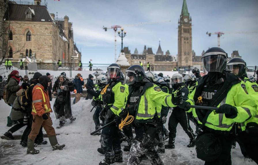 Casi 200 detenidos en operación para dispersar protesta antivacunas en Ottawa