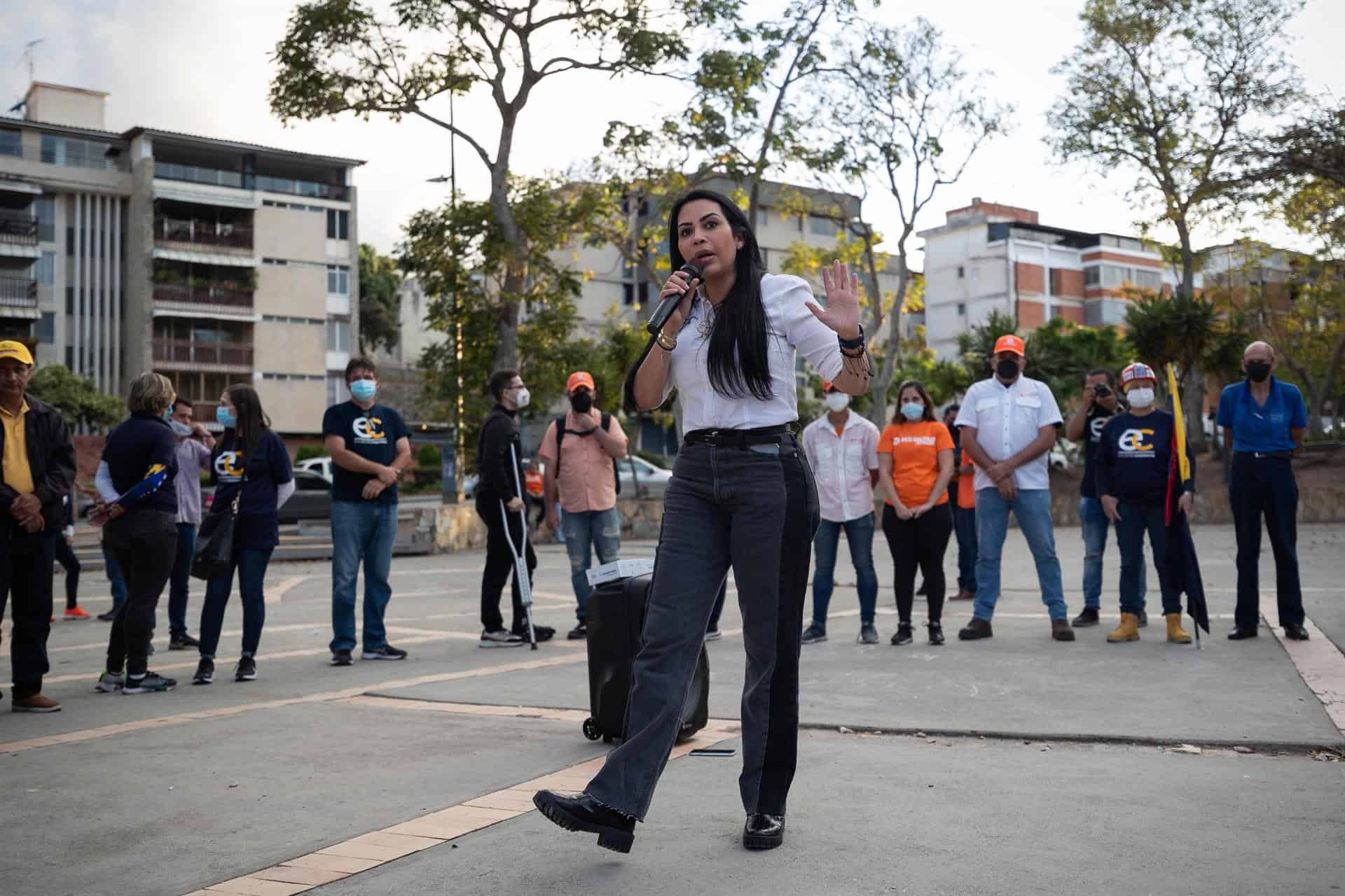 La opositora Delsa Solorzano habla durante una asamblea opositora denominada salvemos Venezuela, hoy, en Caracas (Venezuela).