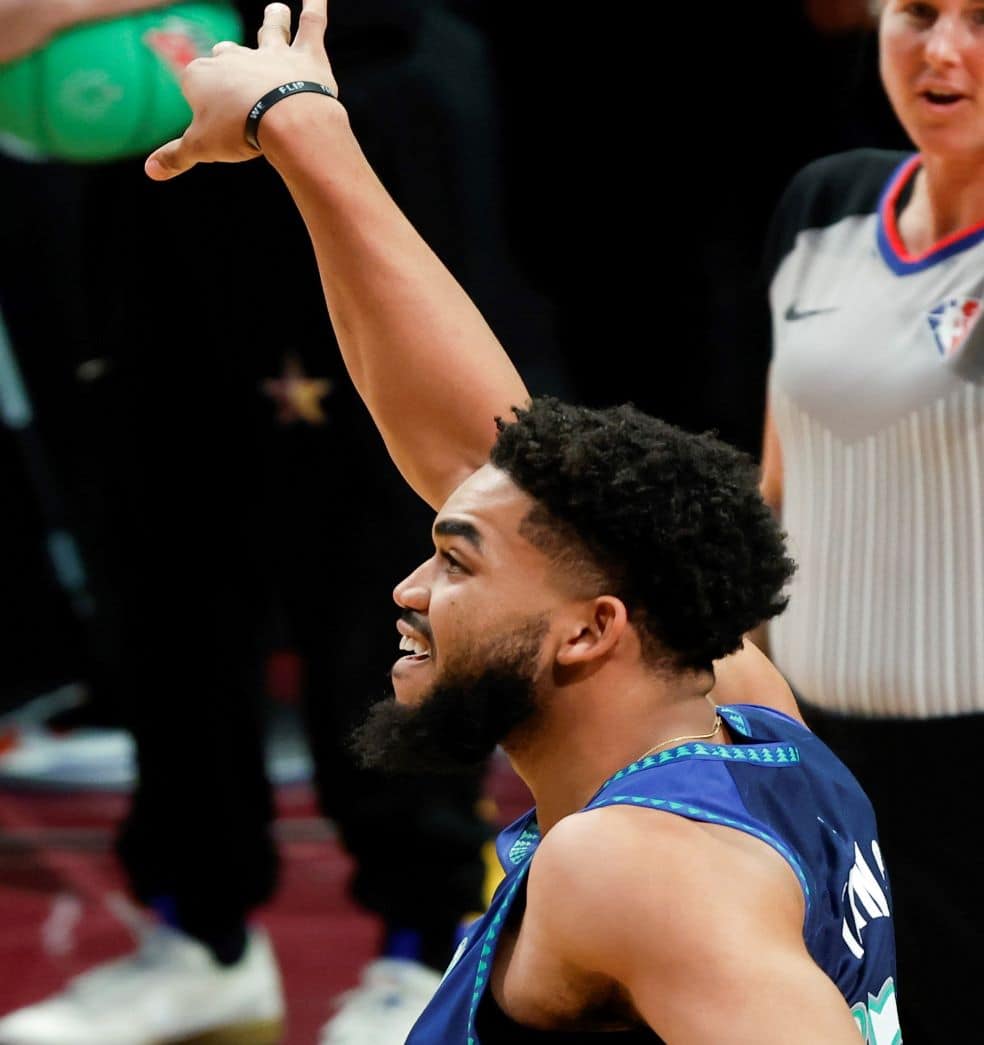 El dominicano Karl-Anthony Towns, de los Minnesota Timberwolves, celebra después de anotar durante la competencia de desafío de habilidades de tiros de tres puntos, parte del fin de semana del juego de baloncesto All-Star de la NBA, el sábado 19 de febrero de 2022 en Cleveland. 