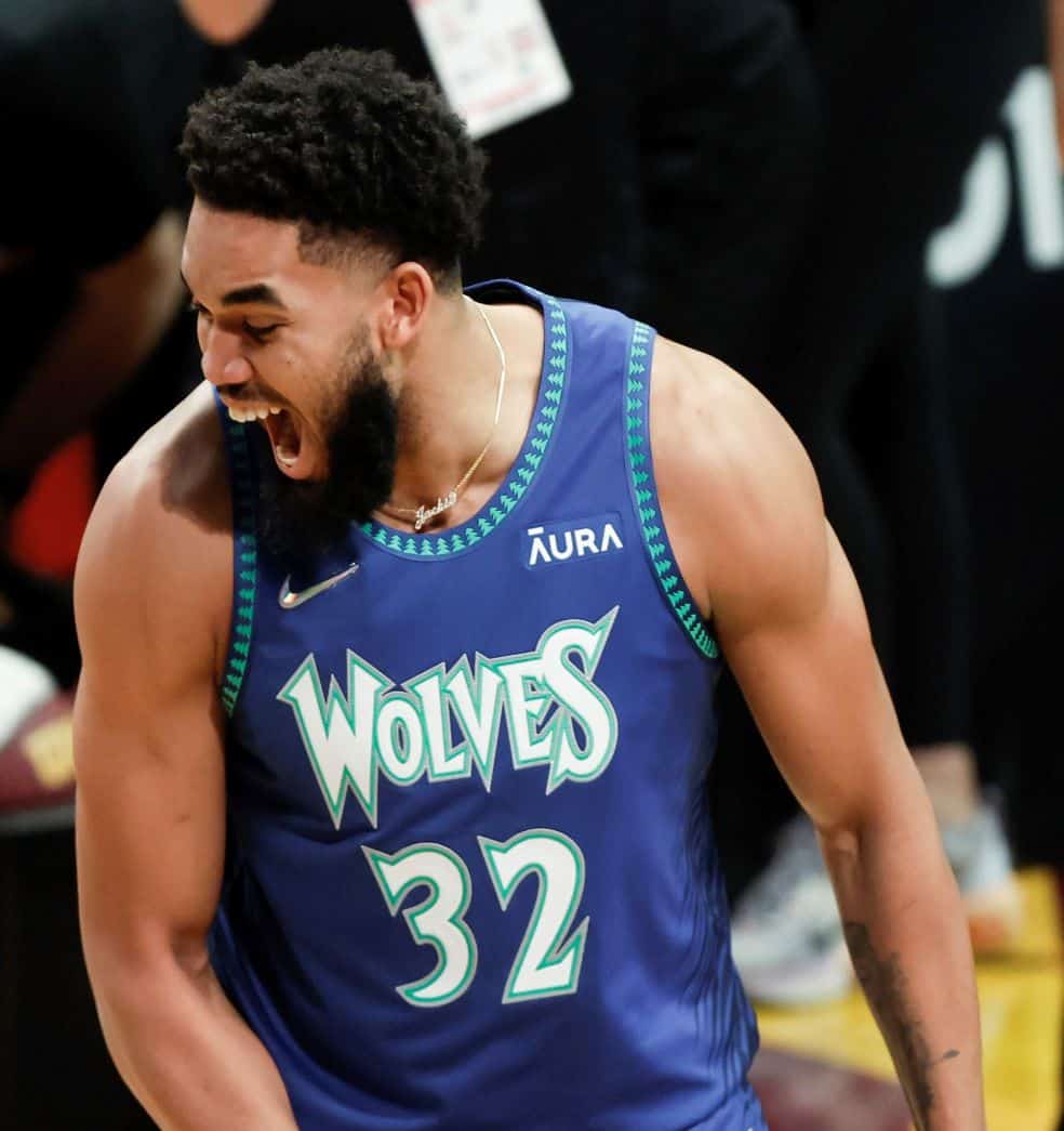 El dominicano Karl-Anthony Towns, de los Minnesota Timberwolves, celebra después de anotar durante la competencia de desafío de habilidades de tiros de tres puntos, el sábado 19 de febrero de 2022 en Cleveland. 