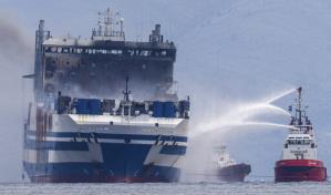 Buscan a 10 desaparecidos en barco incendiado en Grecia