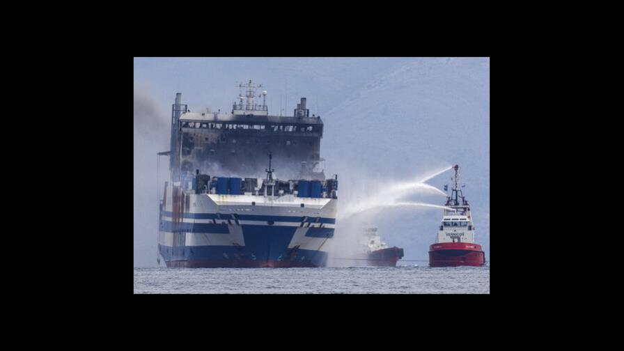 Buscan a 10 desaparecidos en barco incendiado en Grecia Buscan a 10 desaparecidos en barco incendiado en Grecia