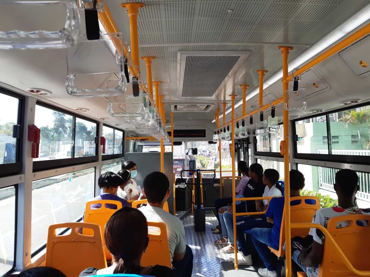 Pasajeros en una de las guaguas  este lunes.