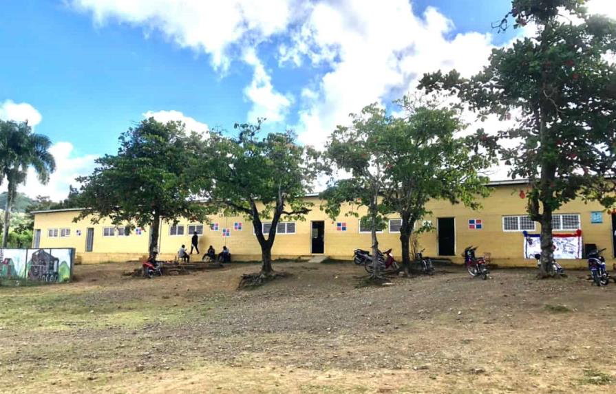 Estudiantes de comunidad de El Seibo en peligro tras precarias condiciones de escuela