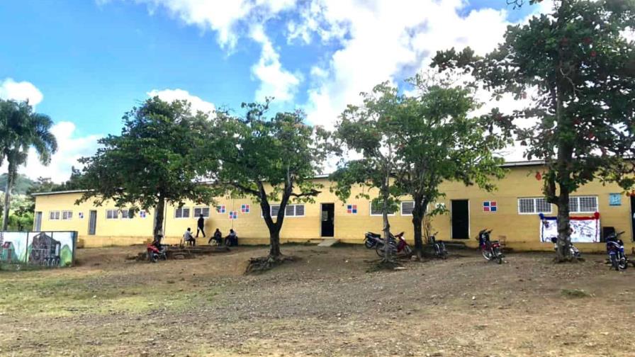 Estudiantes de comunidad de El Seibo en peligro tras precarias condiciones de escuela Estudiantes de comunidad de El Seibo en peligro tras precarias condiciones de escuela