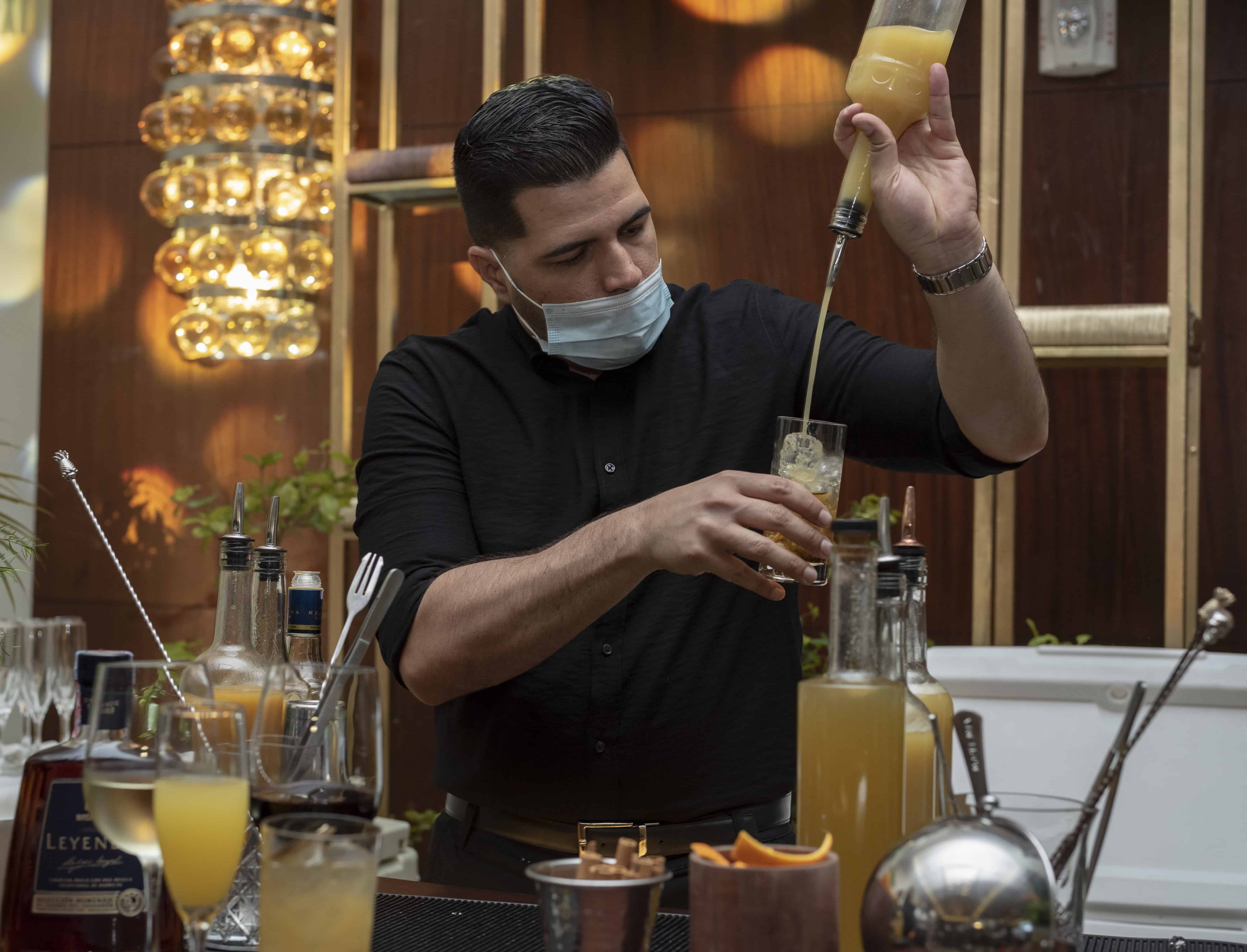 Los invitados disfrutaron de las bebidas preparadas por el bartender Melvin Ynoa.