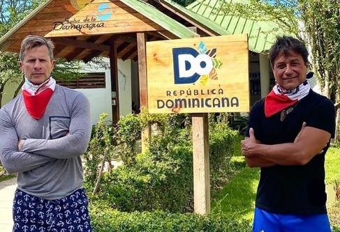 Actores de “La casa de papel” y “La reina del flow” visitan los Saltos de Damajagua