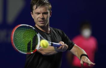 Kozlov gana a Dimitrov, espera a Nadal en Abierto Mexicano