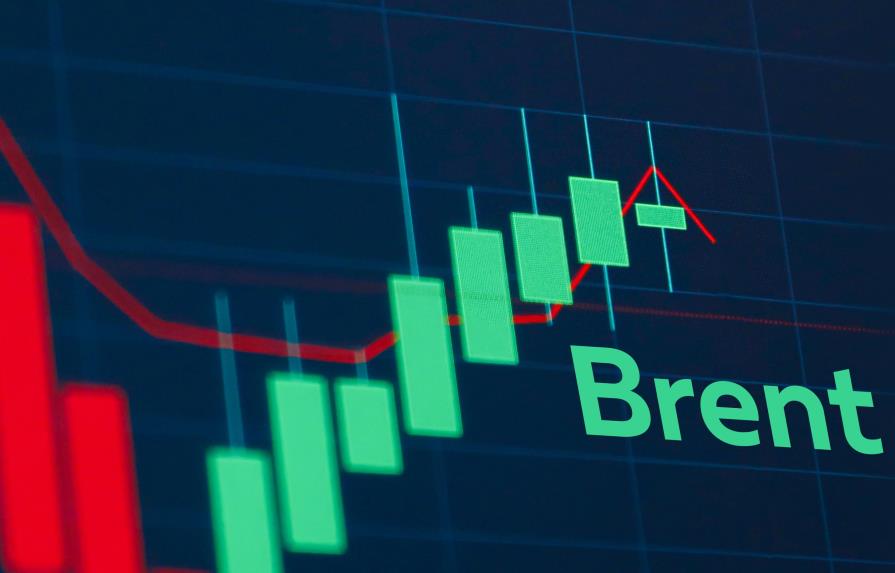 El crudo Brent supera los 99 dólares el barril, precio no visto desde 2014
