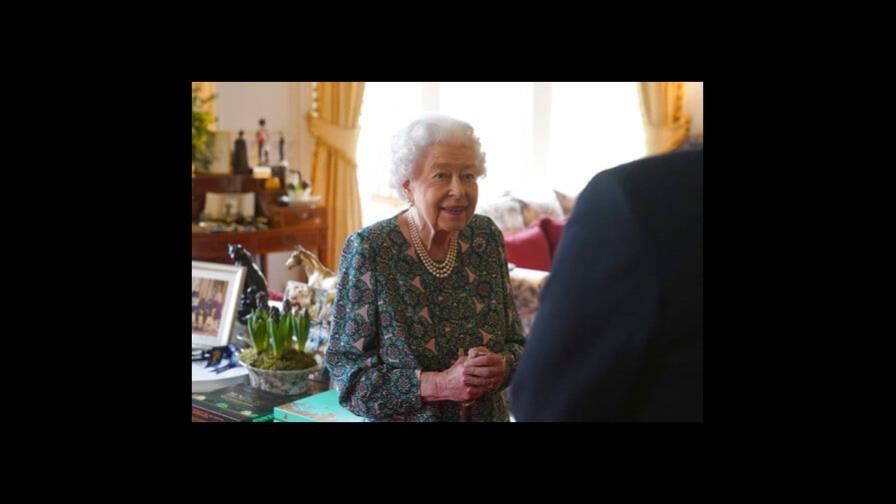 Isabel II cancela agenda online por síntomas de COVID-19