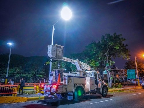 Los trabajos de iluminación en el puente Ramón Matías Mella