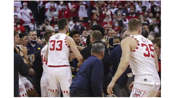 Suspenden y multan a Juwan Howard entrenador de Michigan por pelea