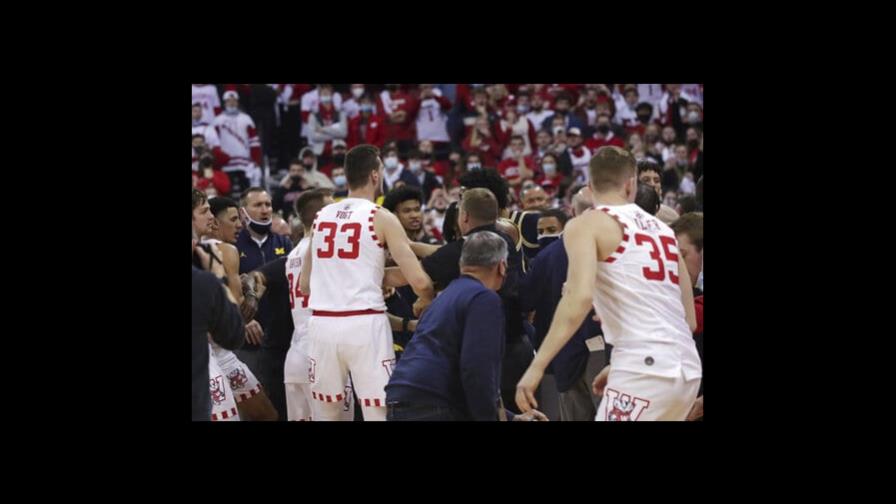 Suspenden y multan a Juwan Howard entrenador de Michigan por pelea