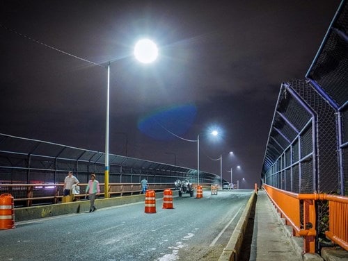 Los trabajos de iluminación en el puente Ramón Matías Mella