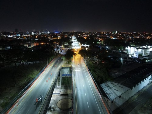 Los trabajos de iluminación en el puente Ramón Matías Mella