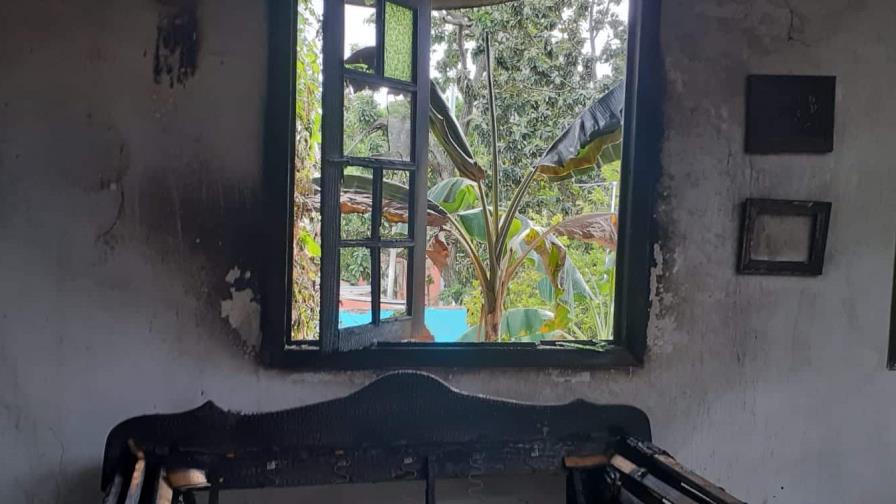 Incendio consume vivienda en el centro de Los Guaricanos