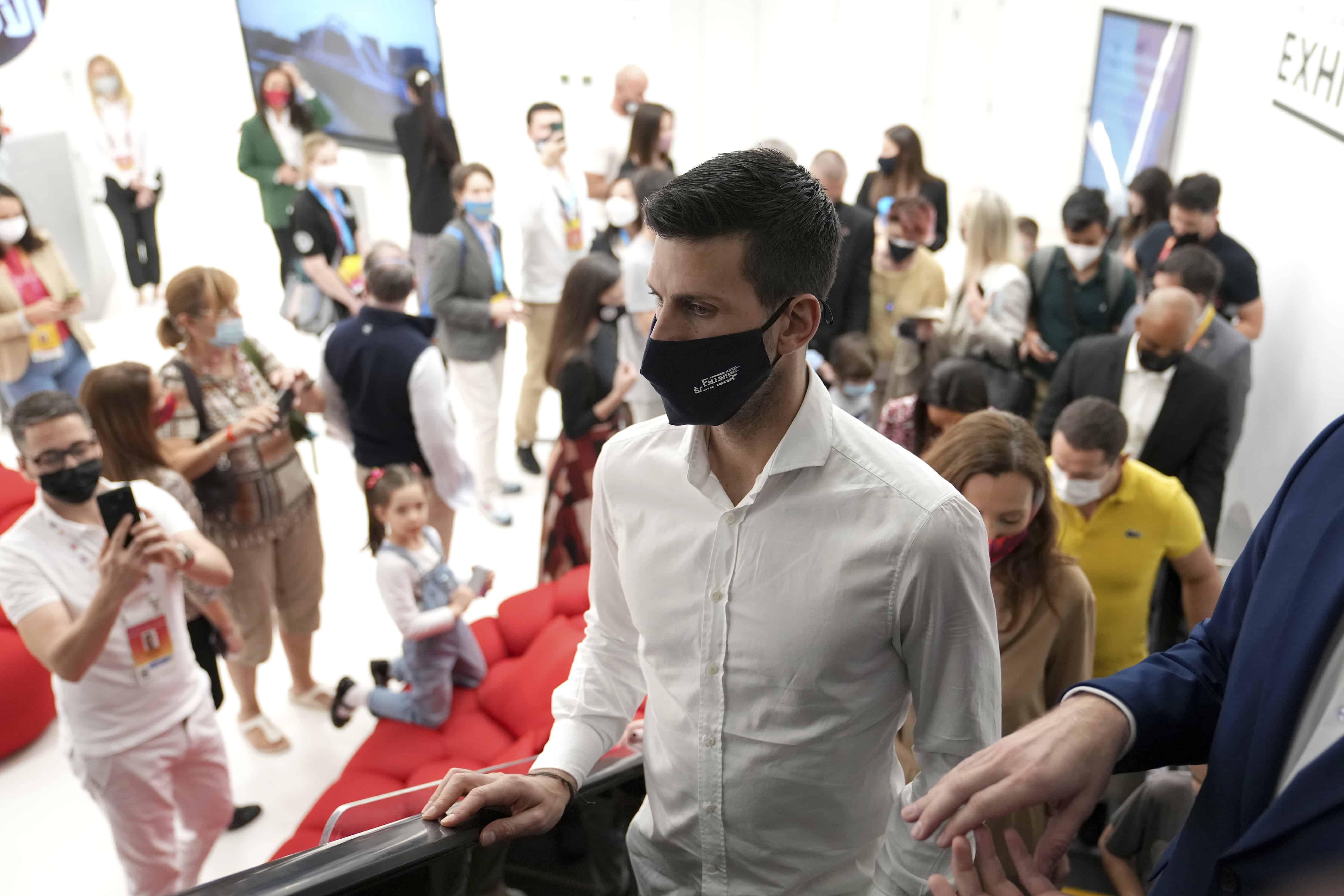El tenista serbio Novak Djokovic visita el pabellón de Serbia durante la presentación de la Fundación de Novak Djokovic en la Expo Mundial en Dubai el jueves 17 de febrero del 2022. 