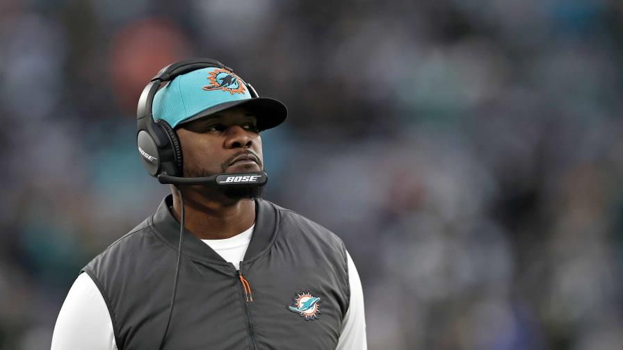 Brian Flores sostiene que su raza influyó en su despido Brian Flores sostiene que su raza influyó en su despido